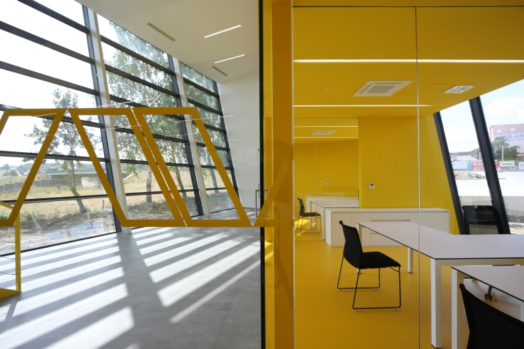 簡約的辦公室裝修設(shè)計效果圖