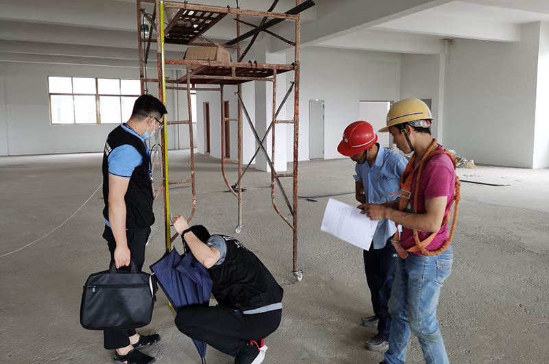 辦公室裝修現(xiàn)場高空作業(yè)檢查